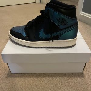 WMNS AIR JORDANS 1 MID